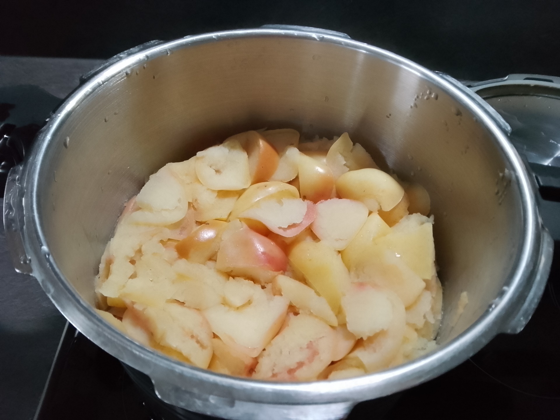 die gedämpften Äpfel nach 17 min. im Dampftopf