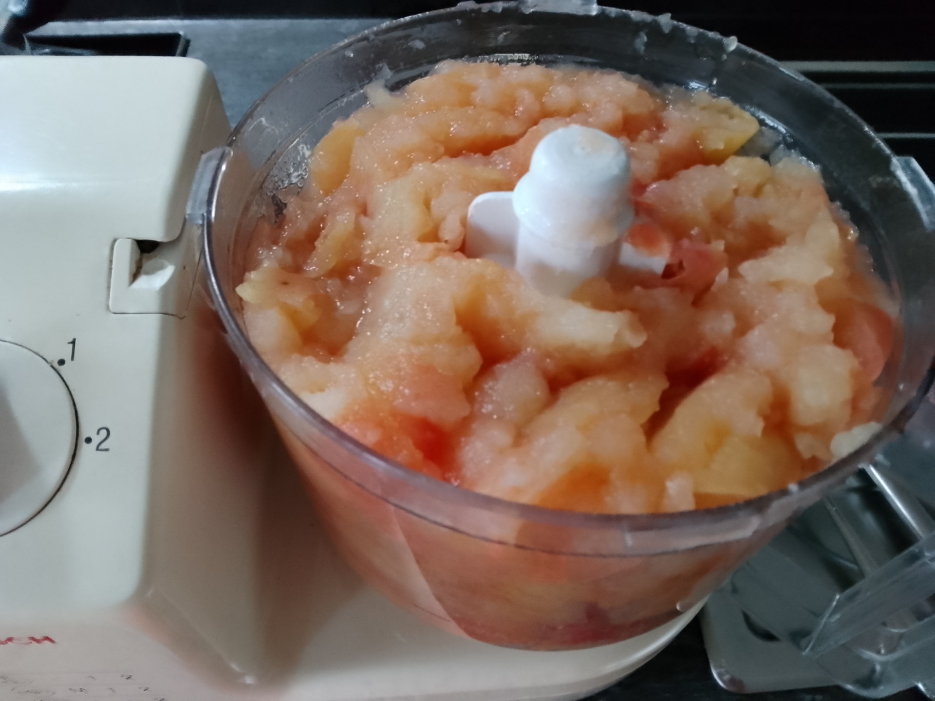 die gedämpften Äpfel kommen nun in die Küchenmaschine