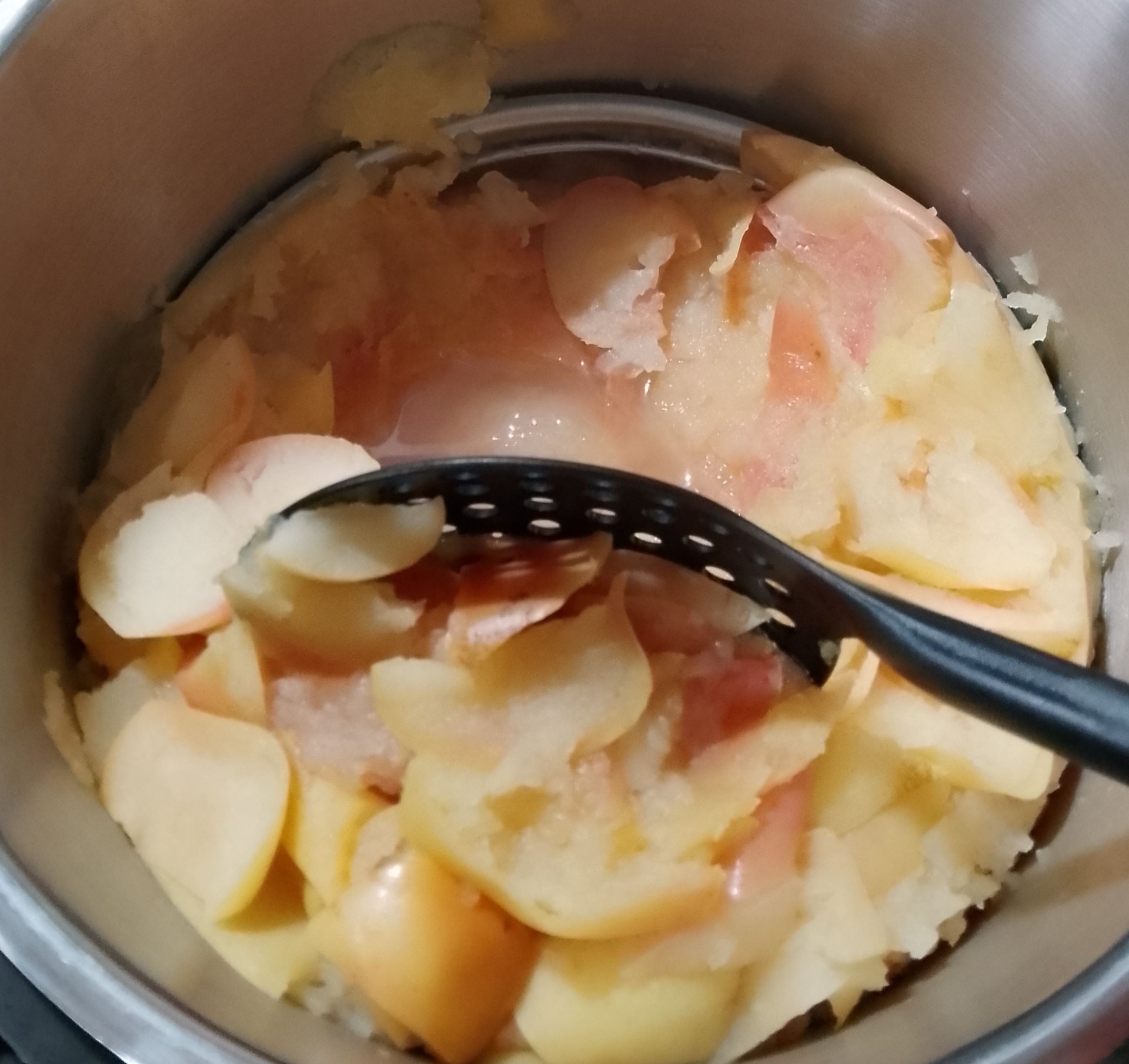 die gedämpften Äpfel nehme ich möglichst ohne Saft aus dem Topf