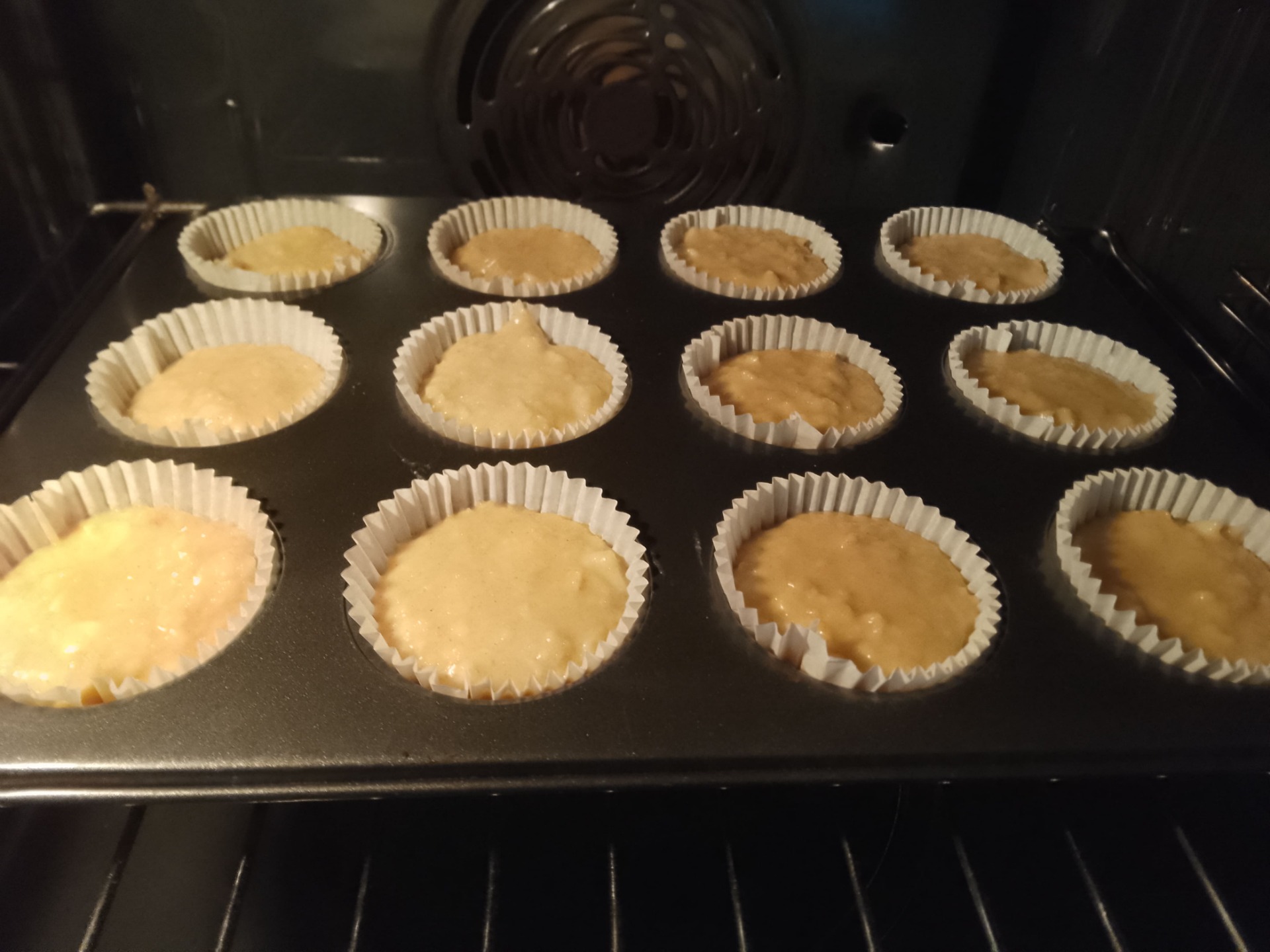 Nach dem verteilen des Apfelkuchenteigs in die Muffins kommen sie in den Ofen