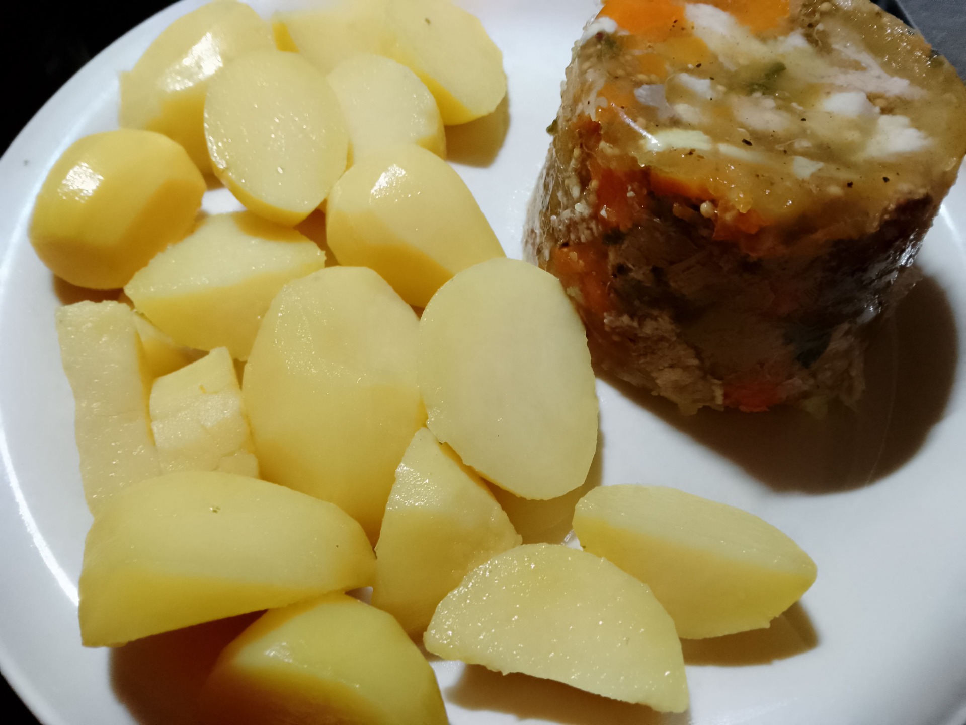 Selbstgemachte Sülze aus dem Glas. Ein paar Kartoffeln dazu und man hat ein prima Mittagessen