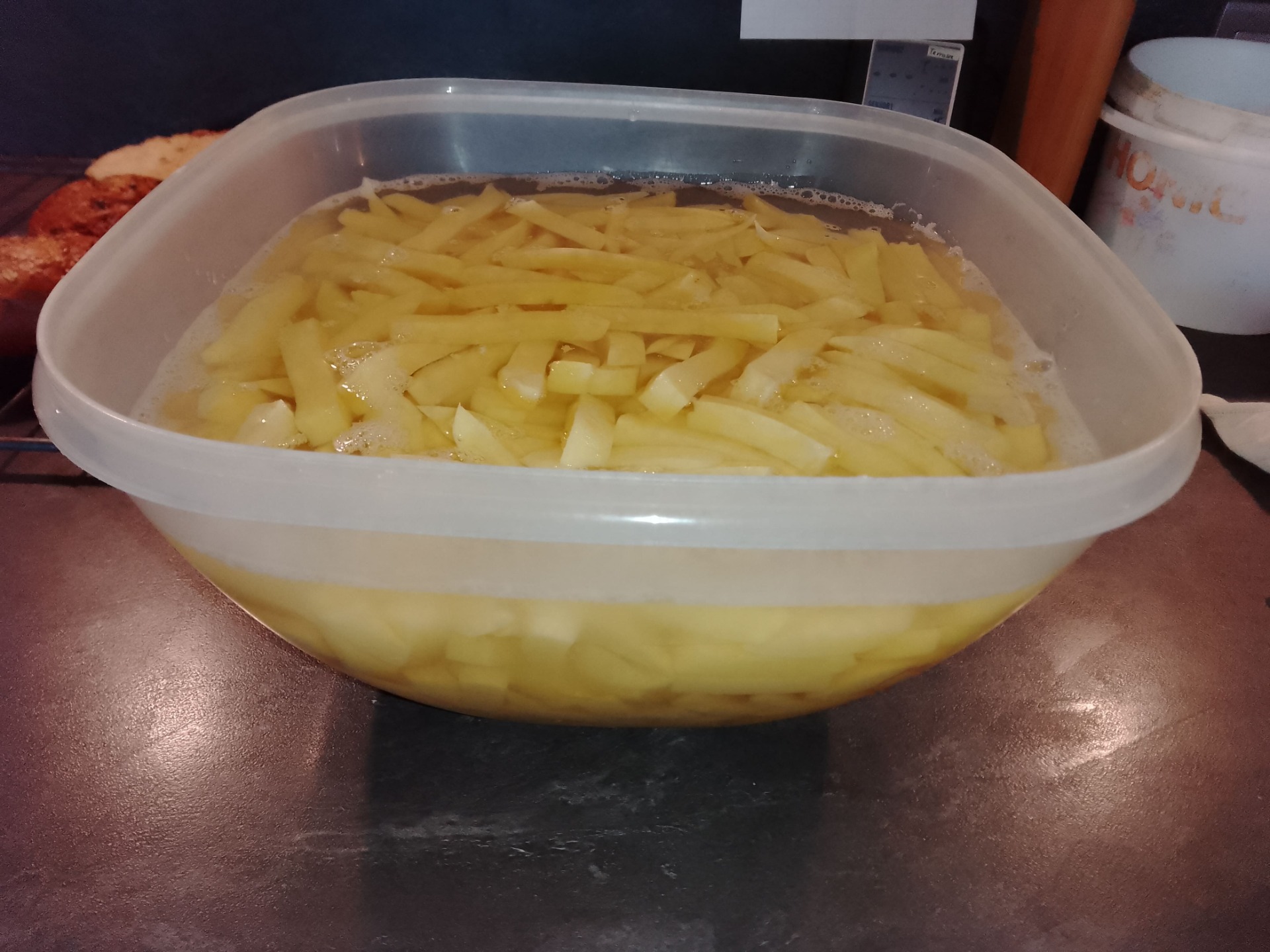 Rohe Pommes Sticks im Wasserbad