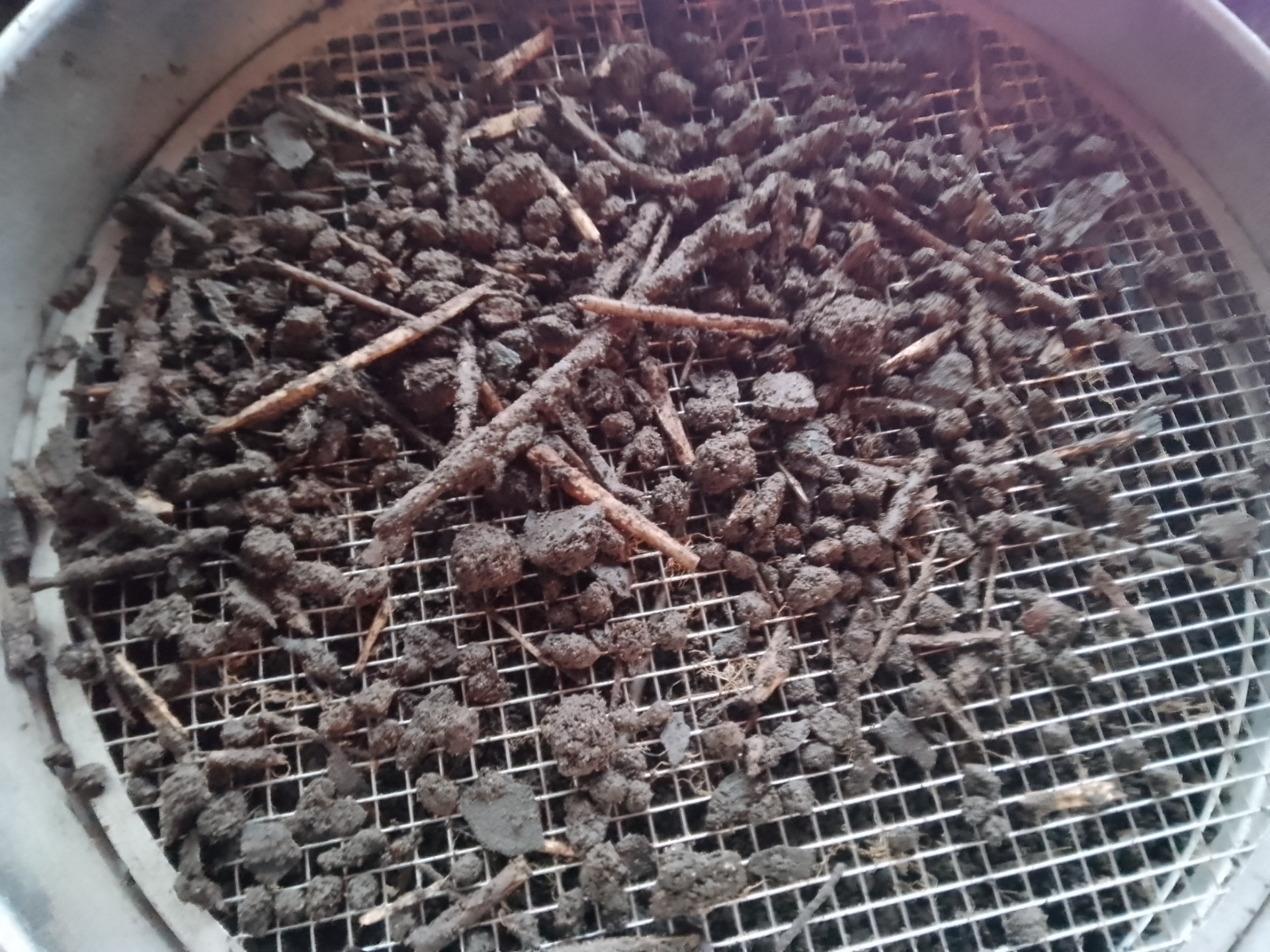 Mein Handsieb, mit dem ich die groben Teile aus meinem Kompost siebe